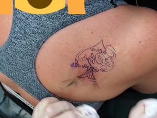 La mia amica è stata tatuata regina di picche, per ottenere il grande cazzo nero # 01