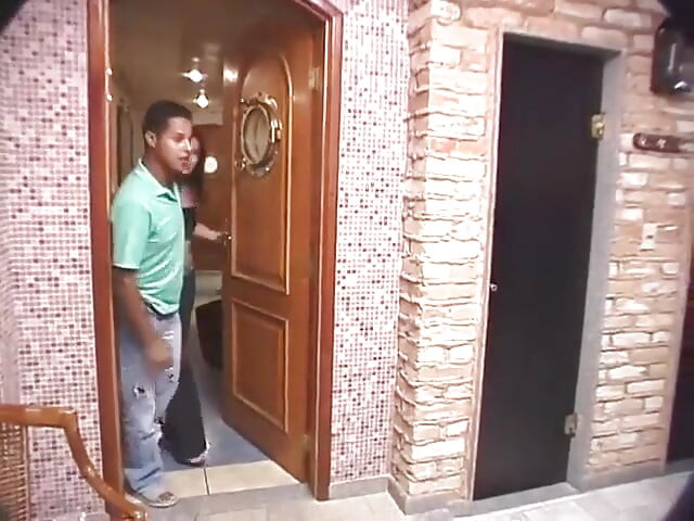 Grupo bisexual erótico disfrutando de un buen sexo grupal