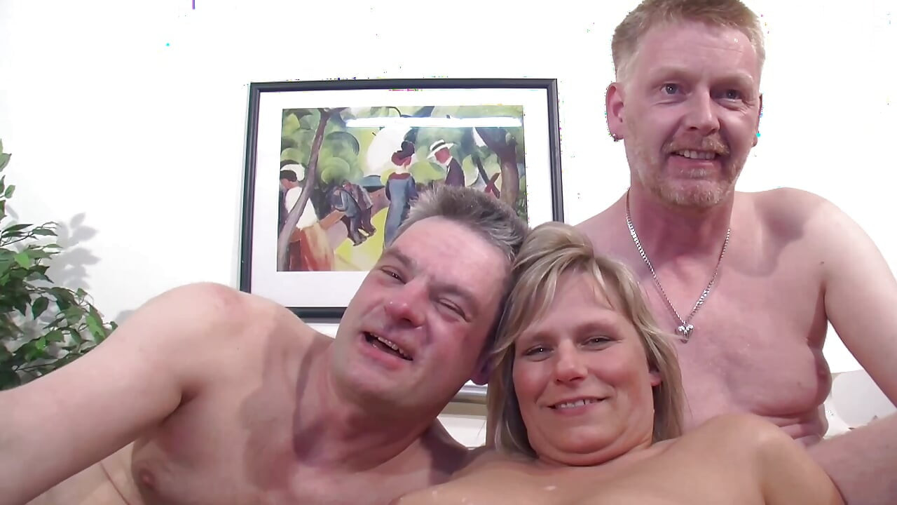 Mijn moeder heeft een wild seksleven! Ze heeft altijd minstens 2 pikken nodig!