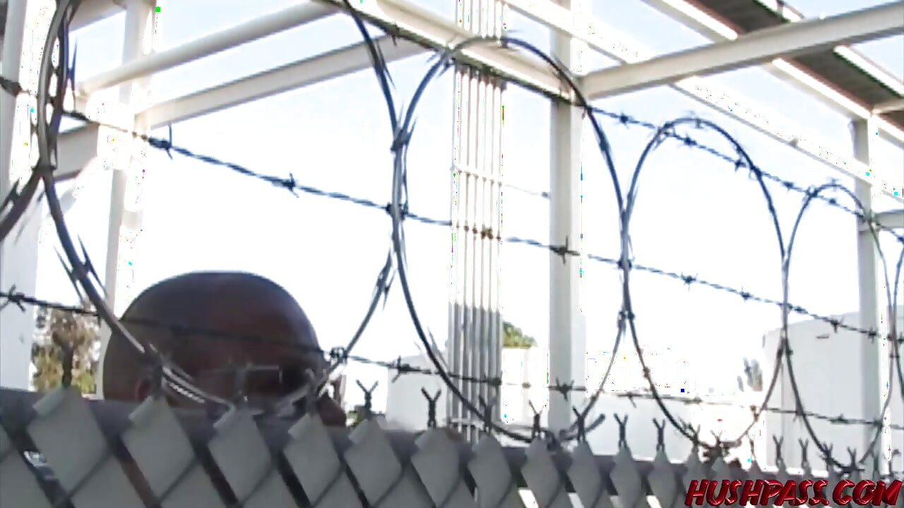 แก้ผ้าในที่สาธารณะที่ปั๊มน้ํามันทําให้ Goldie Coxx โดนเย็ดจนหมด