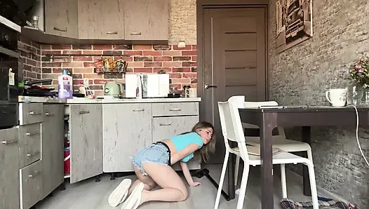 Temizlikçi kadın dayanamadı ve şortunu ıslatıyor