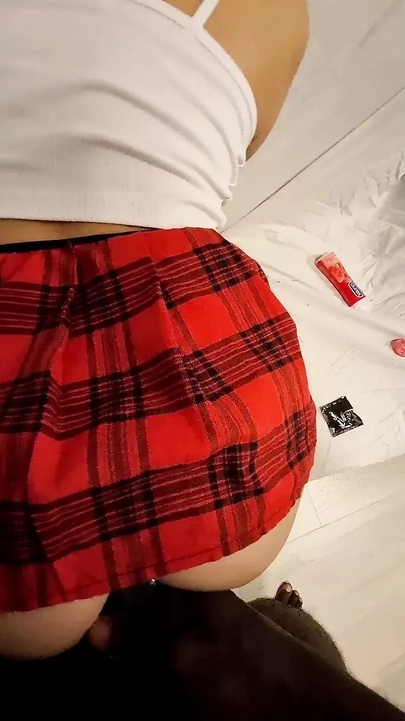 La ragazza bianca si fa scopare analmente da un grande cazzo nero africano