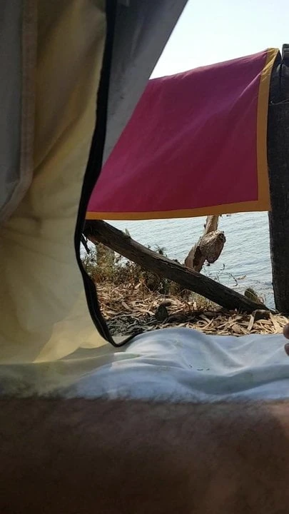 Mi masturbo in tenda davanti al mare, grande sbarrata!