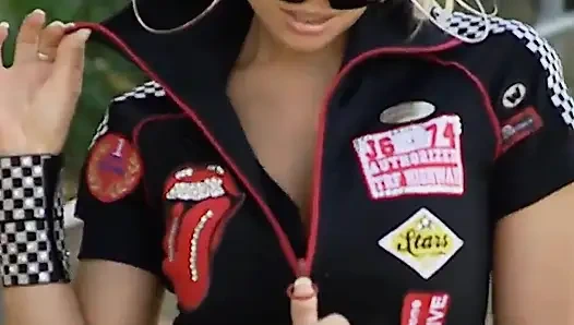 Pengendara sepeda motor cantik ini menunjukkan lekukan tubuhnya dan sepedanya