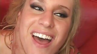 Blonde MILF nimmt riesigen Schwanz und Gesichtsbesamung