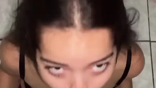 Den Tag mit einem leckeren Blowjob und einem milchigen Schluck dieses schönen Gesichts zu beginnen ist eine großartige Möglichkeit, zu beginnen.