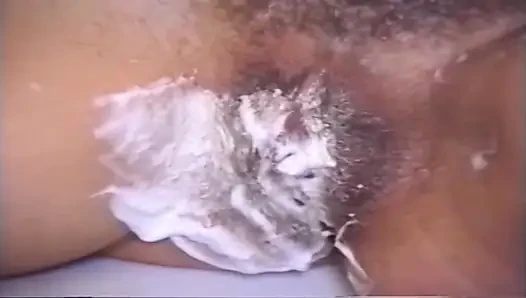 Memek berbulu cewek hot rambut cokelat ini dicukur pakai fetish bak mandi