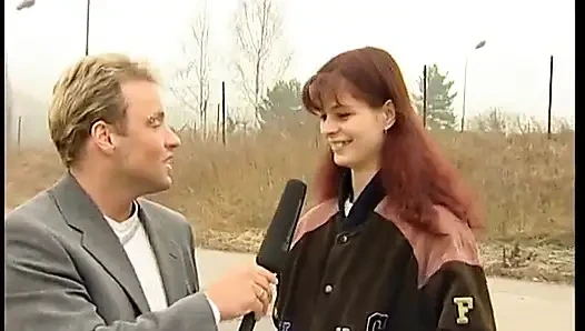 Sevimli kızıl saçlı genç kız oyuncu seçmelerinde vücudunu gösteriyor