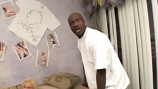 Белая телочка отсасывает черному мужику