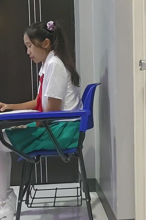 Відчайдушна студентка писяє