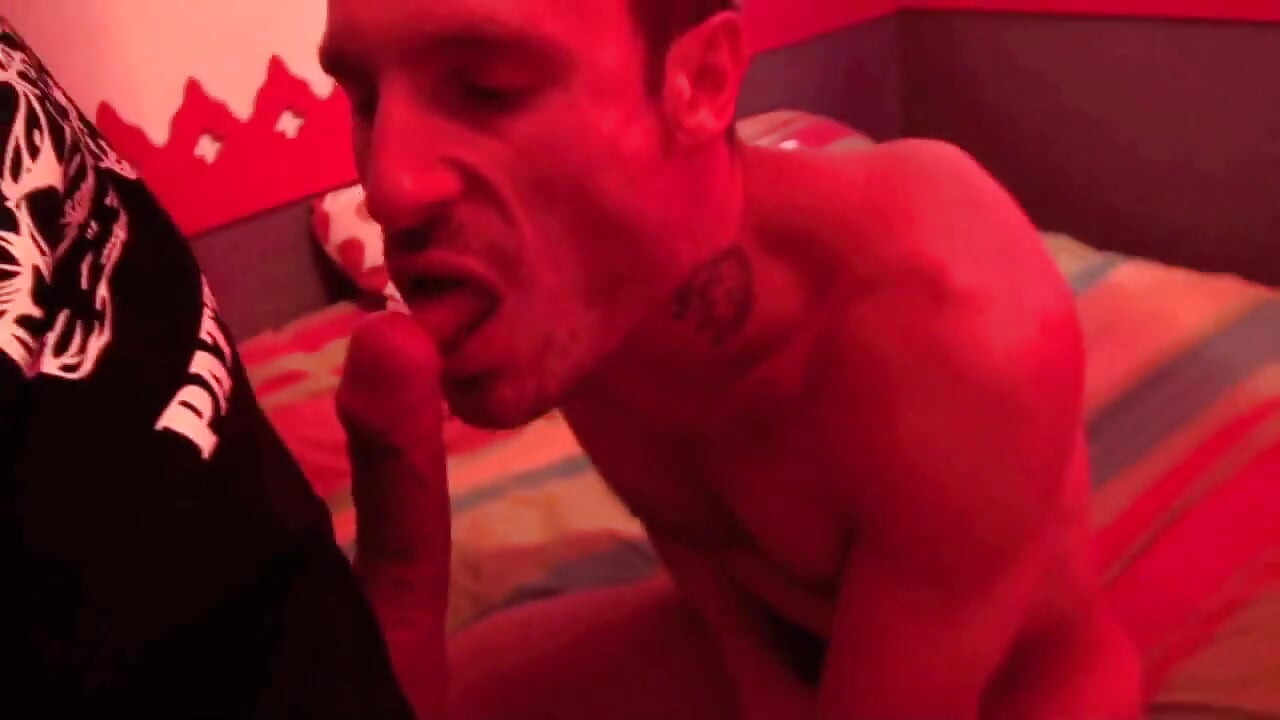 Twink futută de un băiat musculos dominant