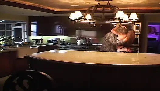 MILF mutfakta sevişiyor