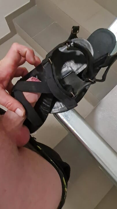 Fututul și ejacularea pe pantofii vecinei mele sexy de vizavi.