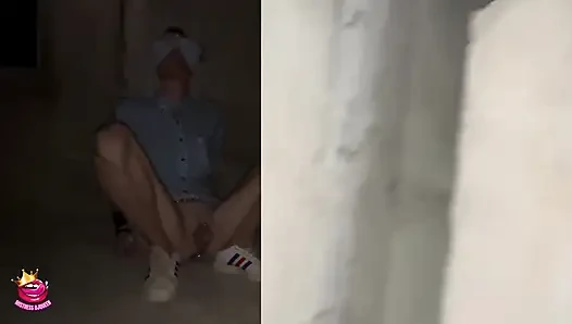 Yalnız başına bağlı gözleri bağlı çıplak ve teşhir ediliyor