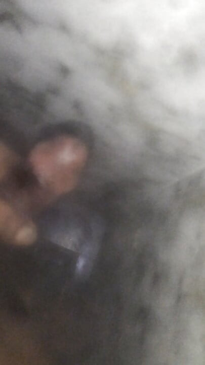 Disparo en el baño muy largo bombeando