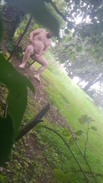 Eksibisinis gemuk lagi asik ngocok pria bugil di kebunnya