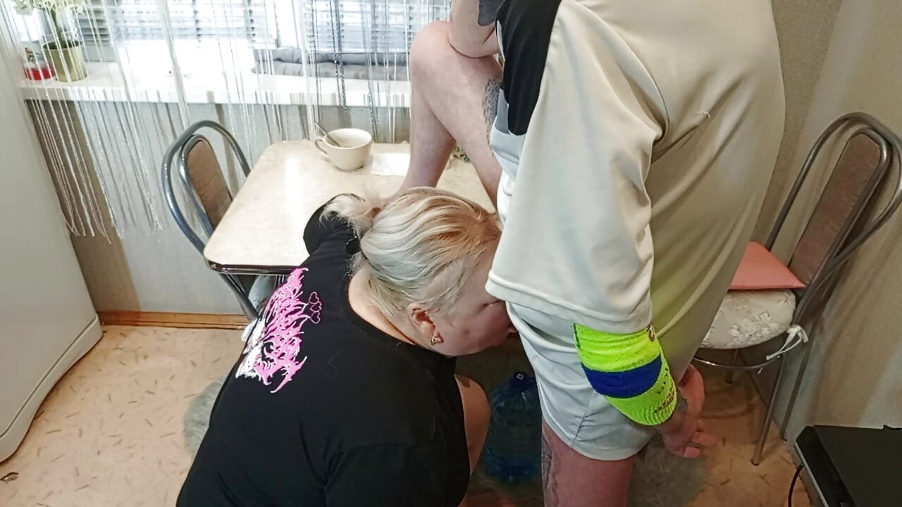 in the afternoon, I fuck my neighbor in the mouth in the kitchen and cum