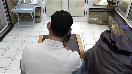 Милфа с большими сиськами заставляет пареньков кончить на ее сиськи.