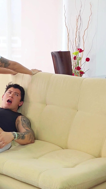 Rajtakapták szexelésen! A mostohalányát lebuktatták, és ő is megbaszta a mostohaapját! | Klip 1