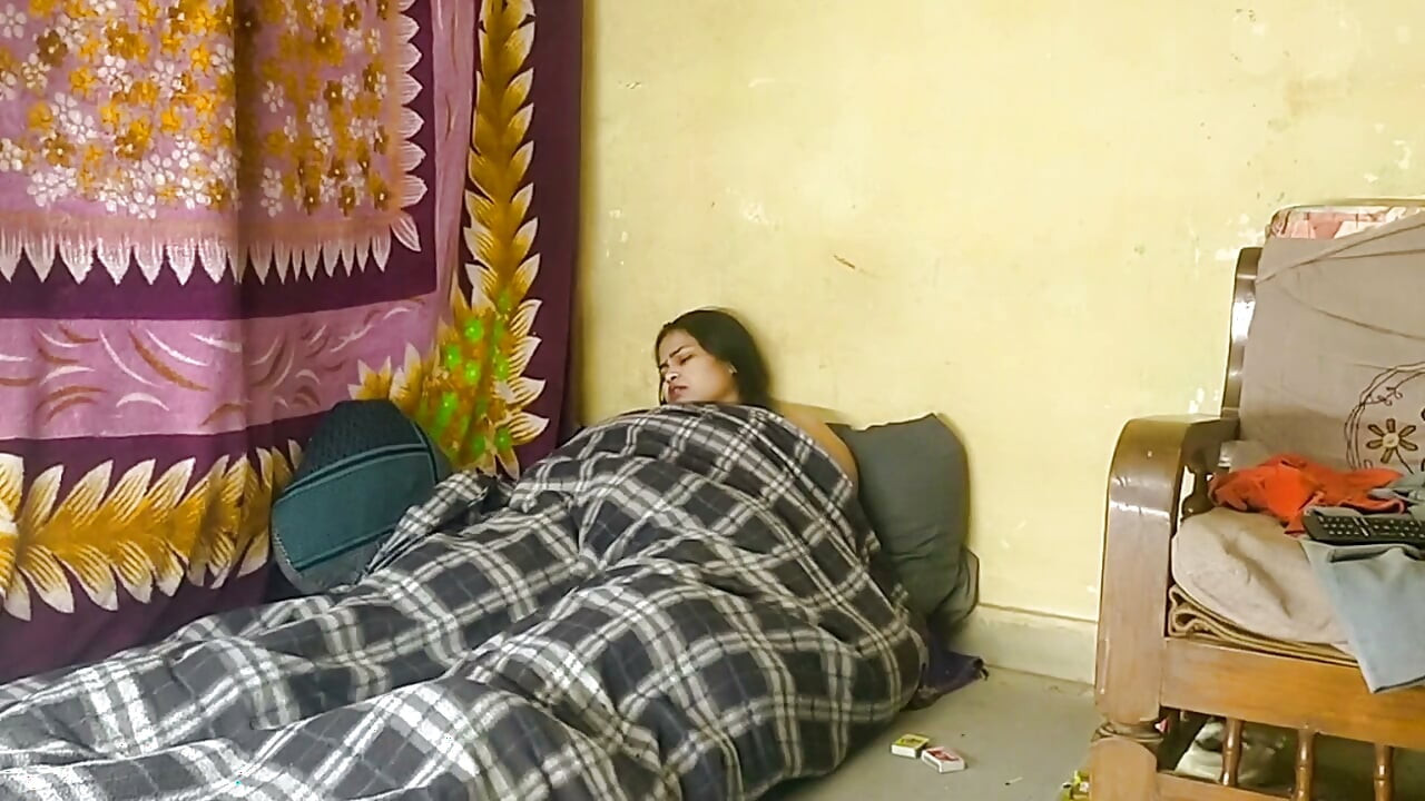 Caliente india madrastra gritando de placer mientras hijastro la folla