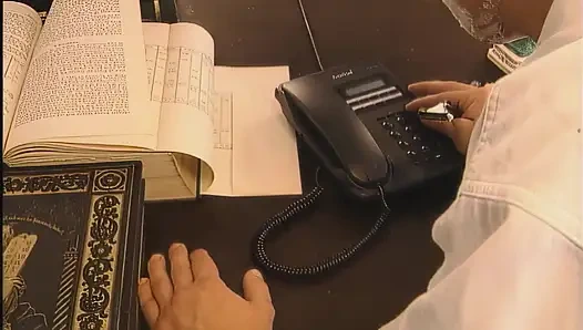 Büro-blondine Nimmt Fetten Schwanz Von Kollegen Tief in Den Hals