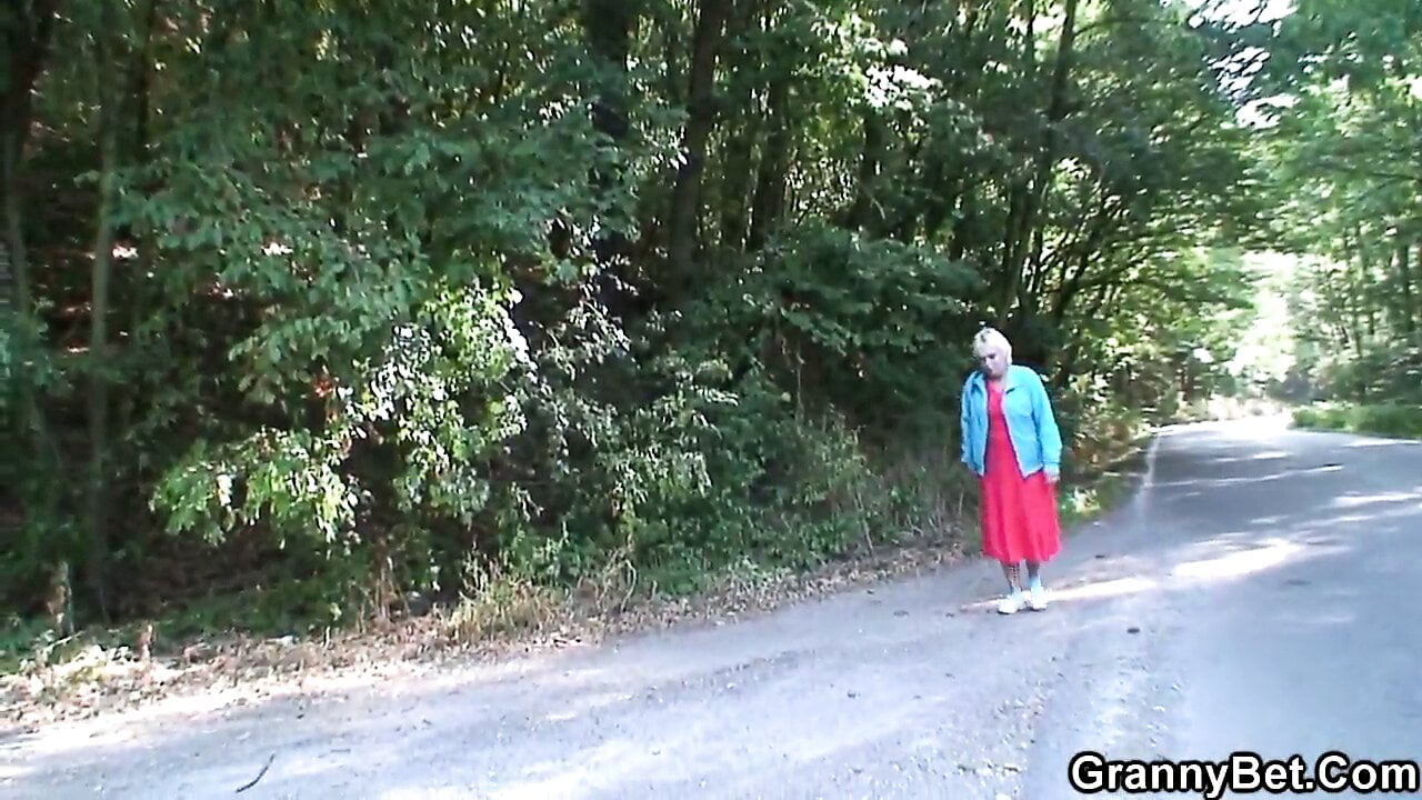 Sbírá a šuká venku 80letou babičku