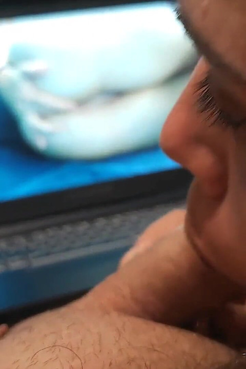 Beobachte meinen porno, während sie handjob gibt