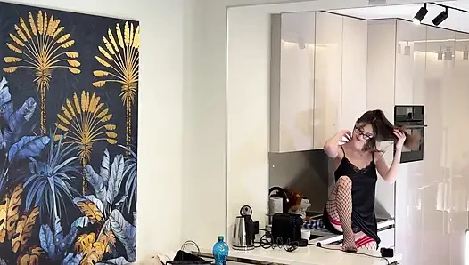 Siyah ve kırmızı file çoraplı ateşli seksi uzun bacaklı esmer evli kadın mutfakta saten gecelikle azdırıyor