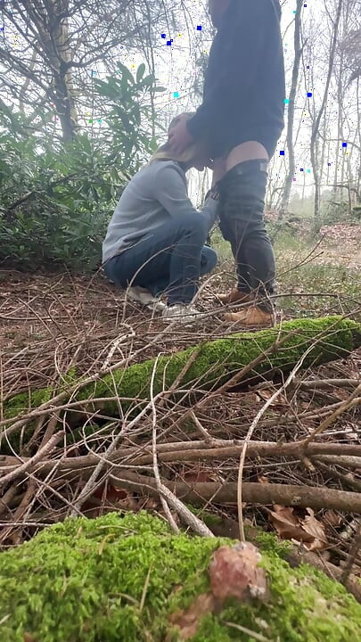 真正的業餘熟女妻子在樹林裡。