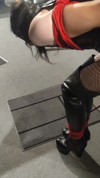 Spektakularan trenutak iz filma "Crossdresser domme vezan, začepljen usta i zavezanih očiju"