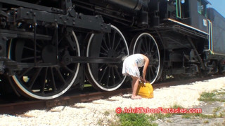 Milf caliente se folla con un consolador junto a las vías del tren