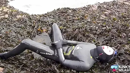 Rubbery beach encounter: lucy neoprene lagi asik main sama orang asing di pantai