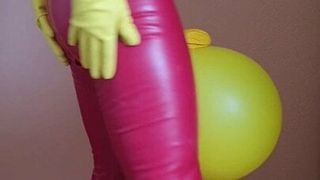 Rubberboy masturbiert kleinen Schwanz und Eier sind in einem Ballon