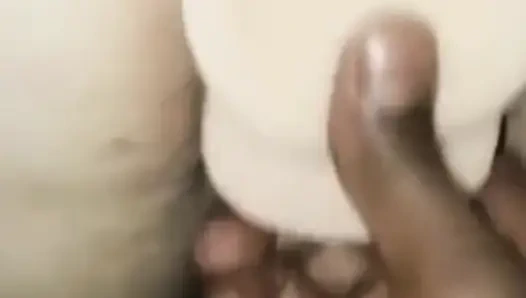 SSBBW Polandia yang diikat merangsang memeknya dengan tongkat yang kuat