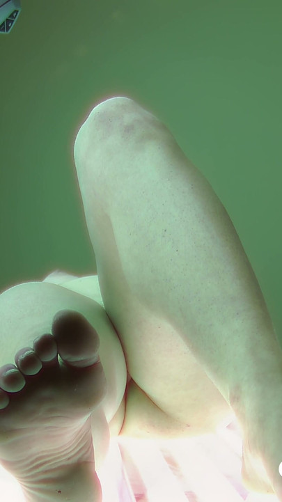 체코 일광욕실 69: 쪼이는 보지를 보여주는 섹시한 젊은 갈색 머리