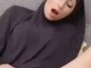 Hidżab dziewczyna masturbuje się kremową cipką