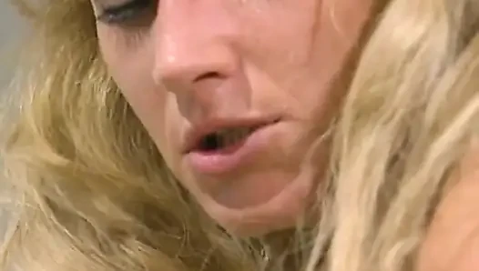 Tante sange rambut pirang di-fingering dan dientot habis-habisan