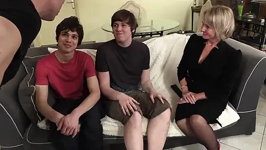 Yaşlı koca 3 büyük yaraklı haydutla gösterişli karısını izliyor bölüm 1 6688 sc-1-1