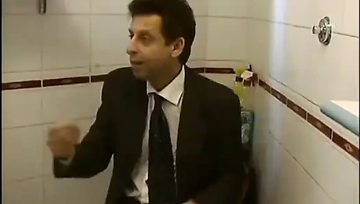 Çoraplı azgın iri güzel kadın sikiliyor ve yüzüne boşalma