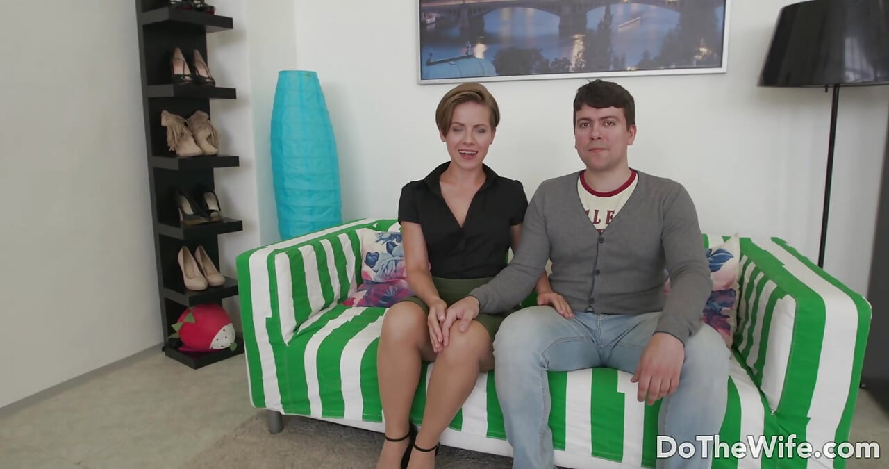 Prekrasna žena kratke kose Saša Zima se jebe pred mužem