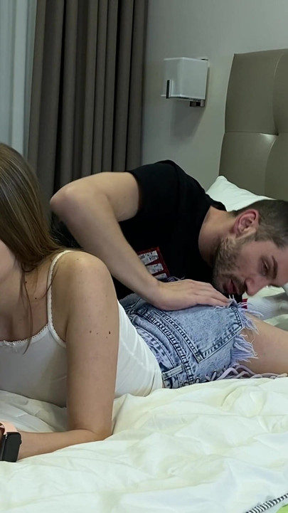 Jebe me i svršava na dlakavu pičku - Igra Gamer