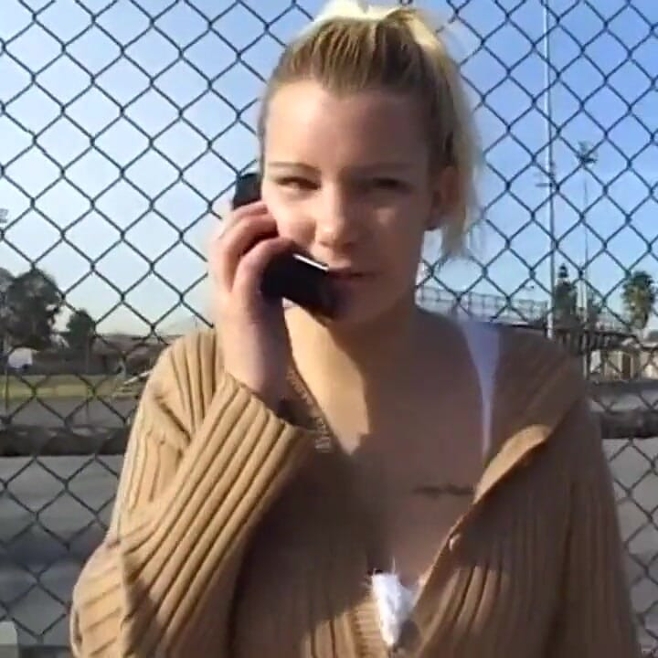 Gagica blondă adoră penisul mare în cur în gură... Spermă în gură