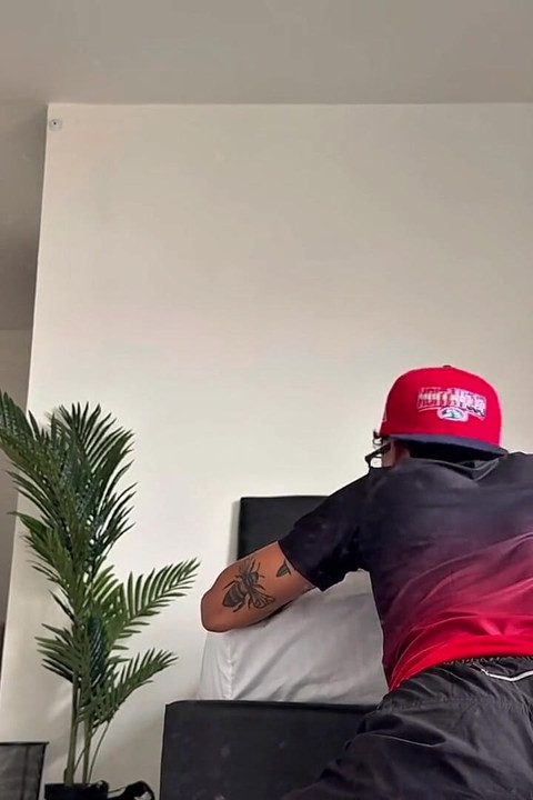 Tu veux que je te mets enceinte ? Il te branle pendant qu’il te baise et jouit en toi.