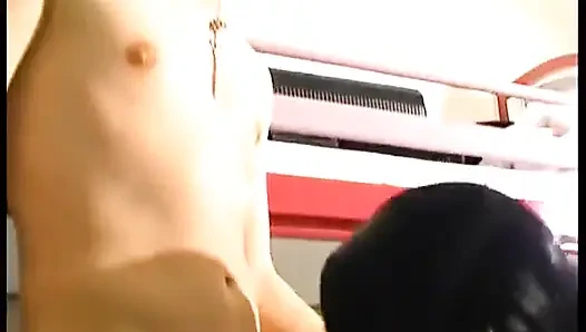 Güzel esmer genç bir çiftin oyuncu seçmeleri ağzına dölle sikiliyor