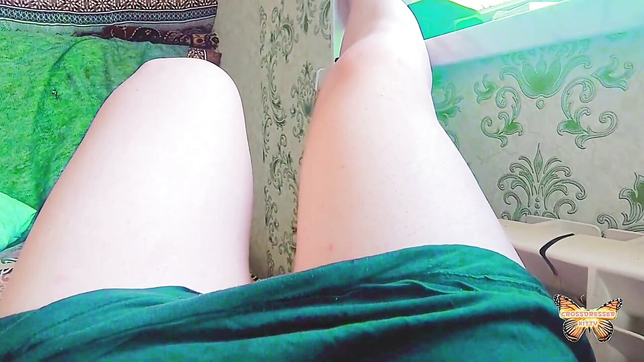 Slatki femboy vrti kosu dok leži na krevetu