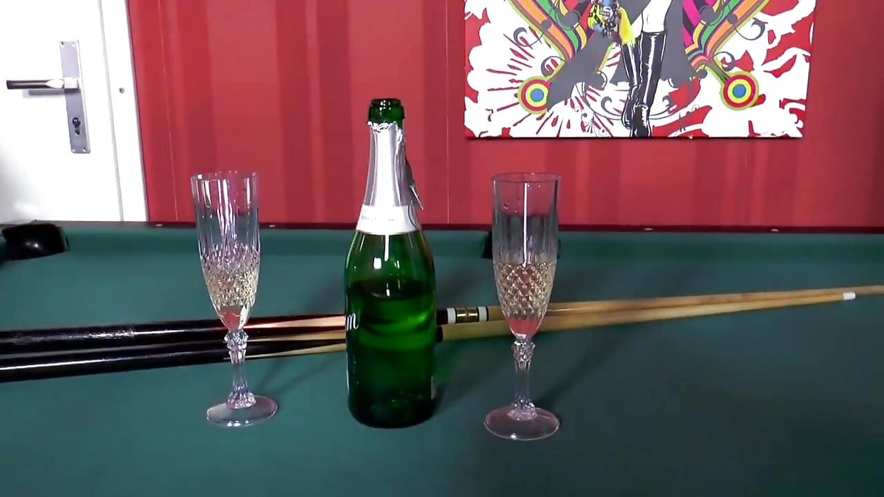德國業餘情侶在檯球桌上