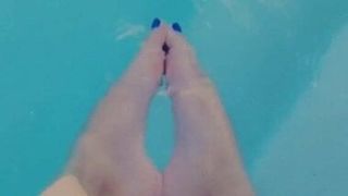 Kurzer Clip, nasse Füße, Wasserspiel, Zehen, Sohlen und Natur