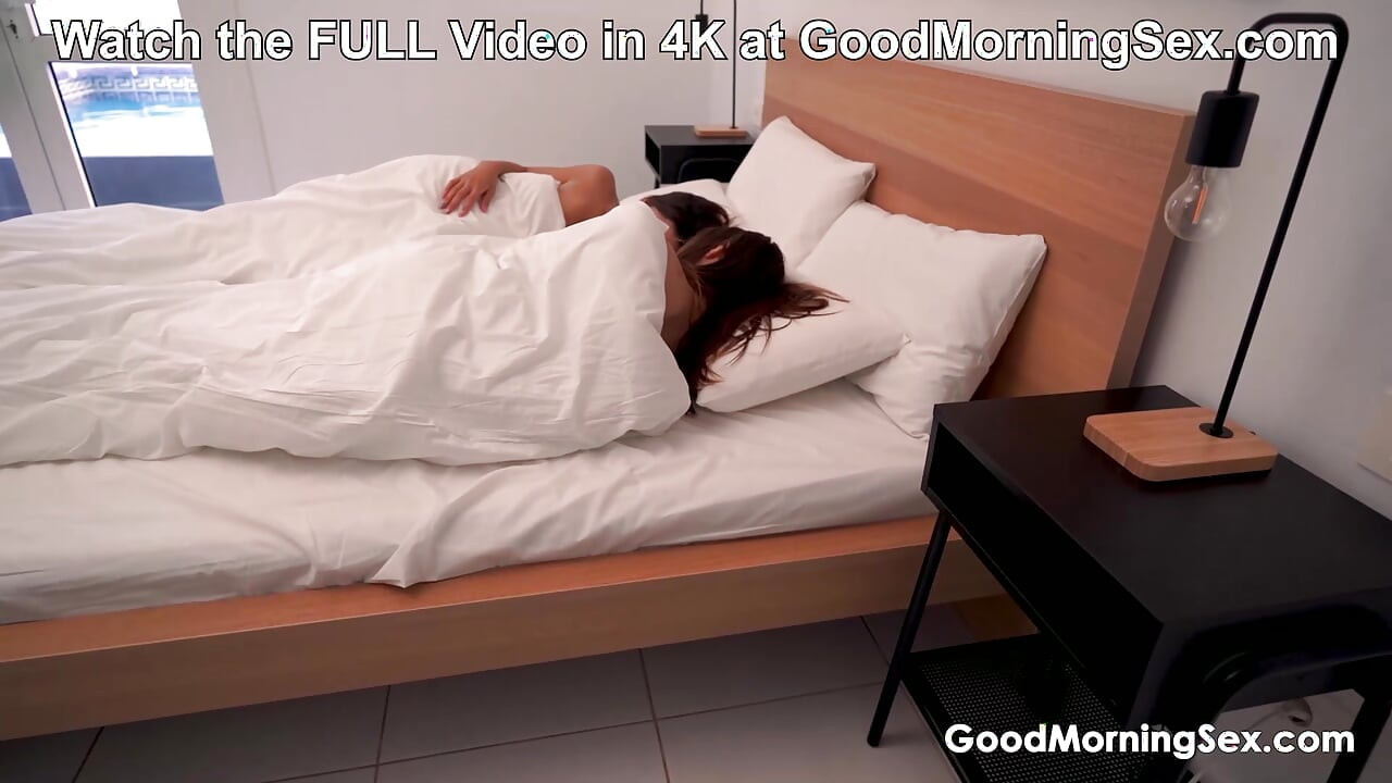 Tu peux nous baiser le matin ? Mia Mi et Layla Scarlett sur GoodMorningsex