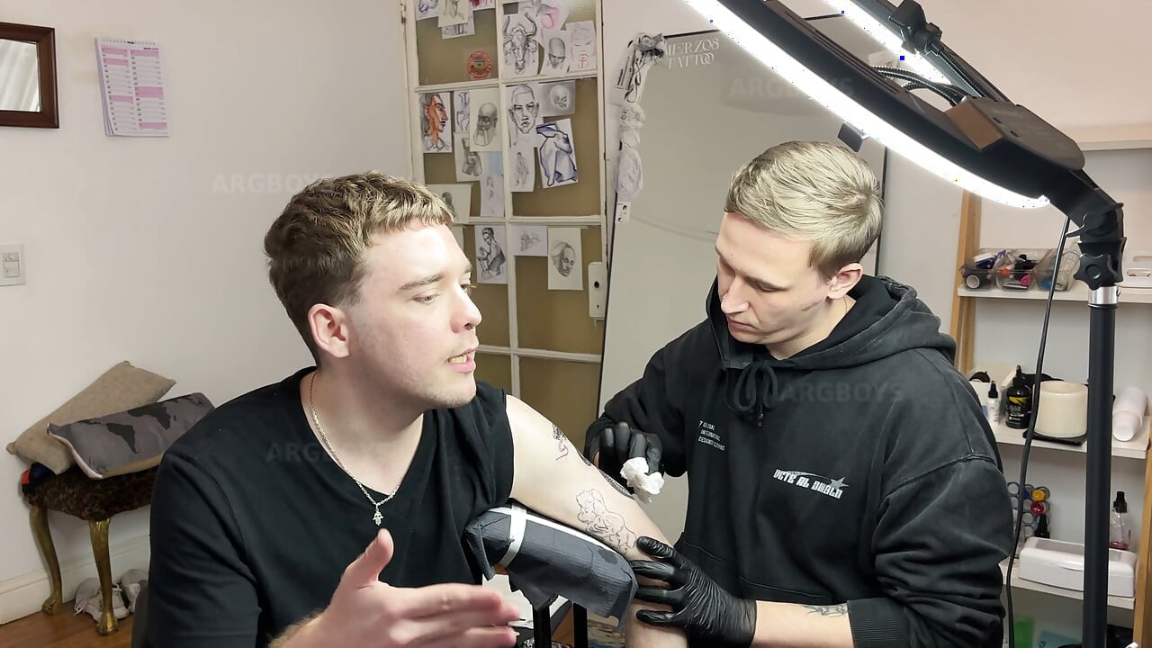 Sexy Tattoo Artist Gets His Cock Sucked While Eating Client’s Big Ass Until He Cums Messily