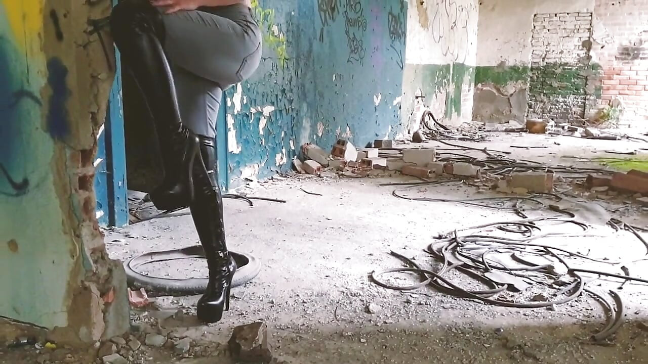 Buty, dżinsy i miażdżące dokuczają w opuszczonym budynku